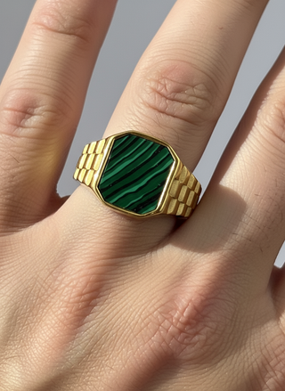 Zegel ring met groene steen close-up op mannenhand