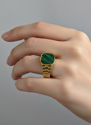 Zegel ring met groene steen close-up op vrouwenhand