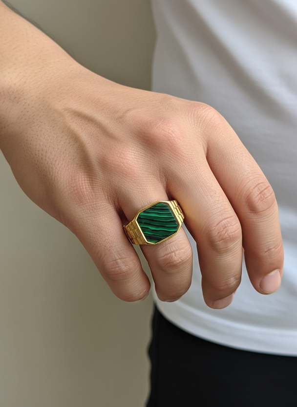 Zegel ring met groene steen lifestyle op mannenhand