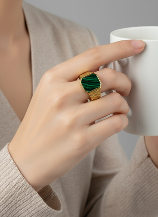 Zegel ring met groene steen lifestyle op vrouwenhand