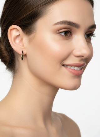 Zijprofiel model met creolen