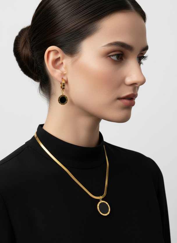 Zijprofiel model met sieraden