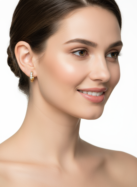 Zijprofiel model met witte zirkonia creolen