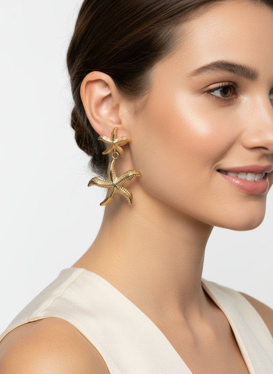 Zijprofiel model met zeester oorbellen