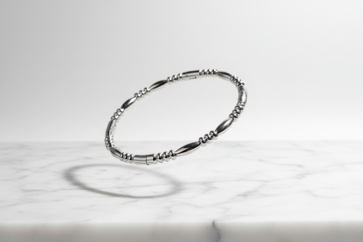 Zilver armband op wit marmer