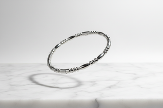 Zilver armband op wit marmer