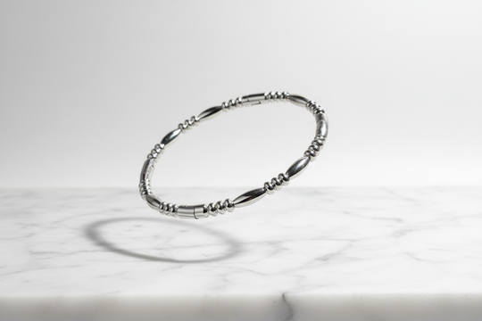 Zilver armband op wit marmer