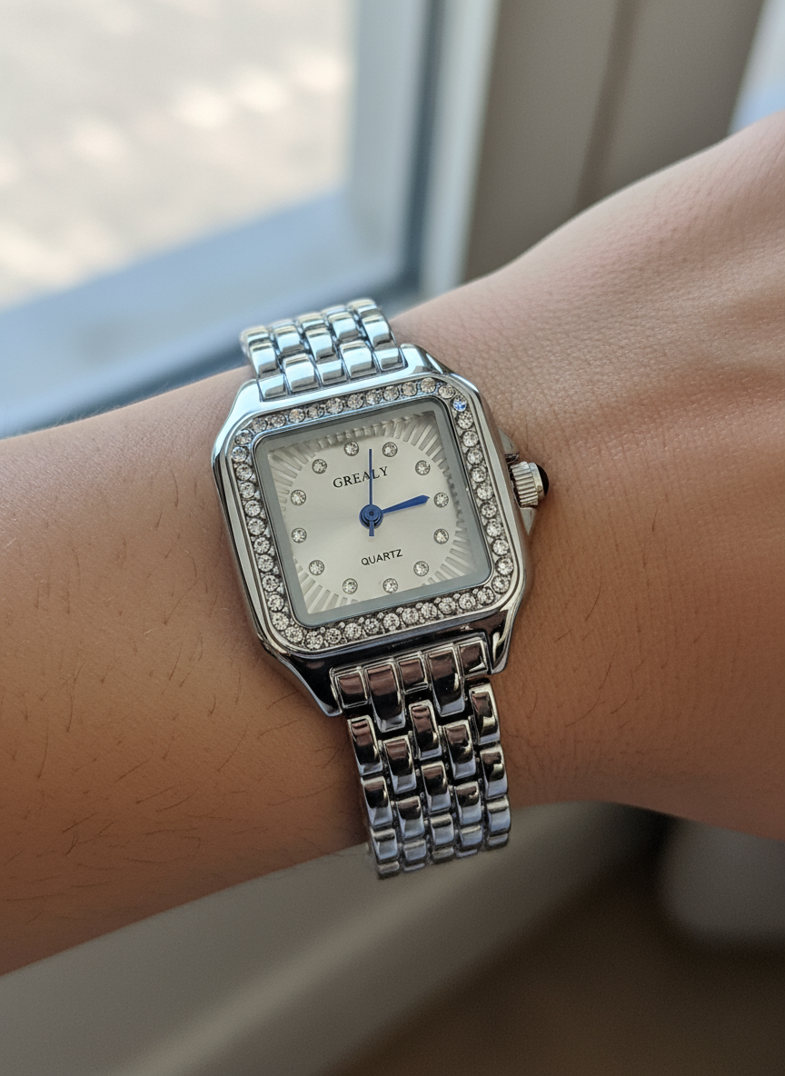 Zilver dames horloge close-up op model