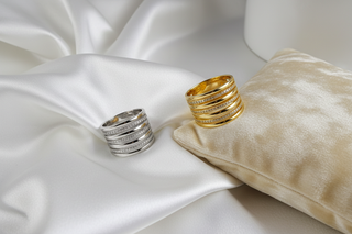 Zilver en goud ring samen