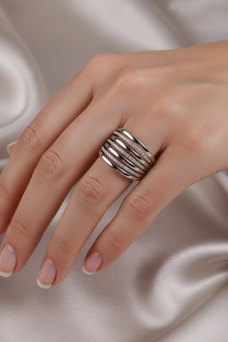 Zilver ring op handmodel
