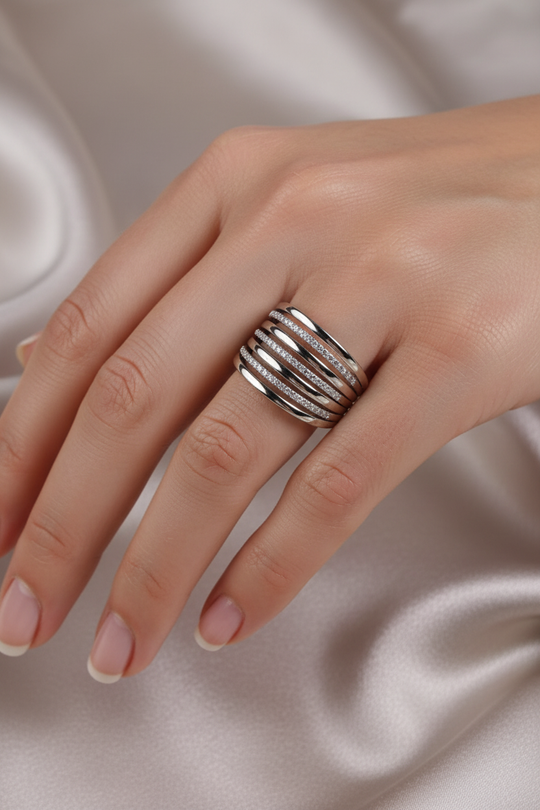 Zilver ring op handmodel