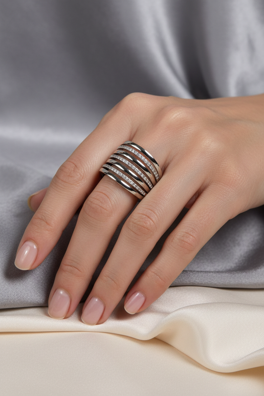 Zilverkleurige ring op modelhand