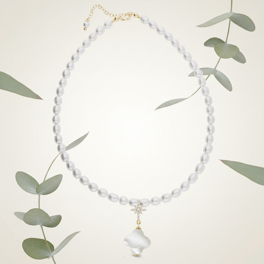 Zoetwaterparel ketting met botanische elementen