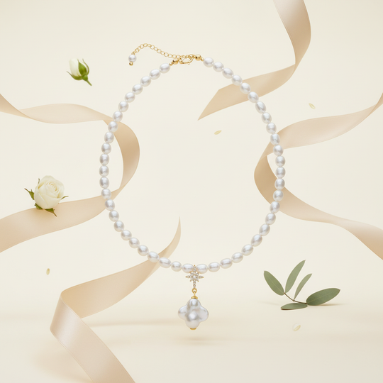 Zoetwaterparel ketting met florale elementen