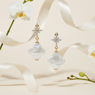 Zoetwaterparel oorbellen met florale elementen