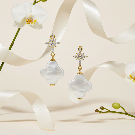 Zoetwaterparel oorbellen met florale elementen