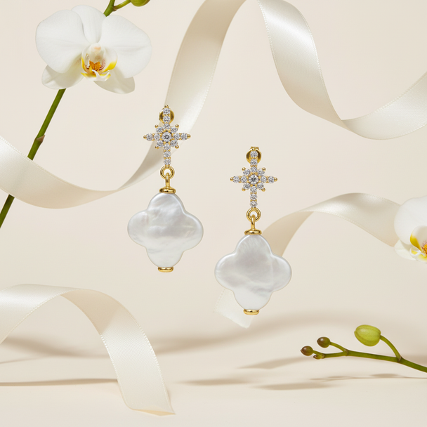 Zoetwaterparel oorbellen met florale elementen