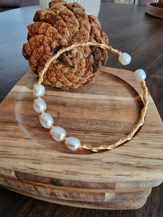 Verstellbares Armband – Natürliche Süßwasserperlen &amp; vergoldetes Design