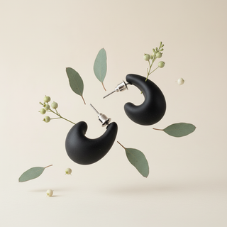 Zwarte creolen met botanische elementen