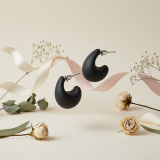 Zwarte creolen met florale elementen