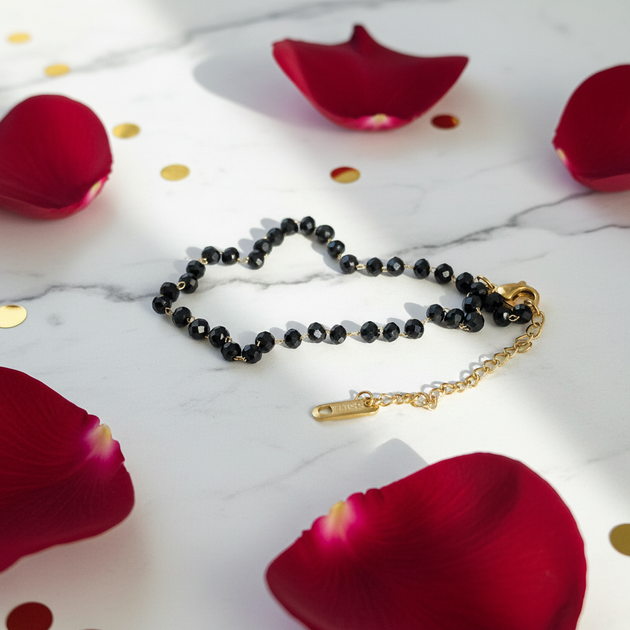 Zwarte kralenarmband met rozenblaadjes