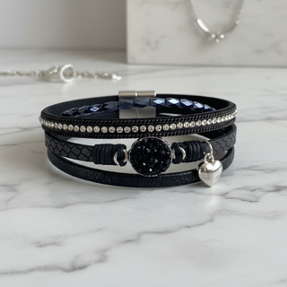 Zwarte leren wikkelarmband op marmer