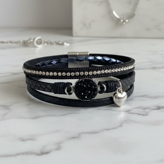 Zwarte leren wikkelarmband op marmer