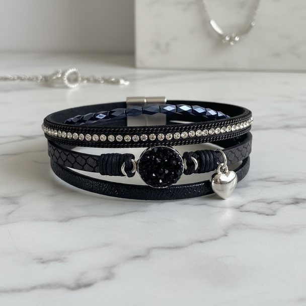 Zwarte leren wikkelarmband op marmer