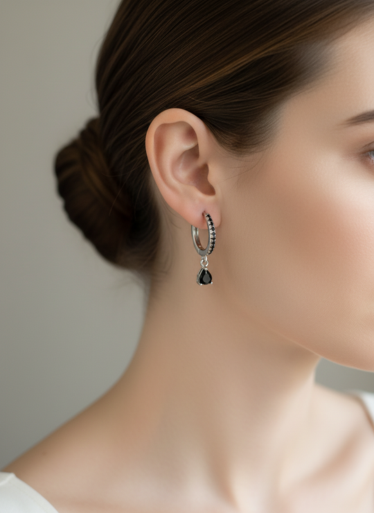 Zwarte Zirkoon Creolen Model Close-up