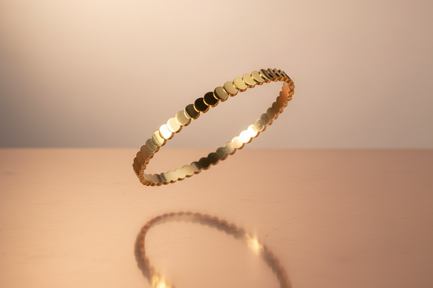 Zwevend op rose goud oppervlak