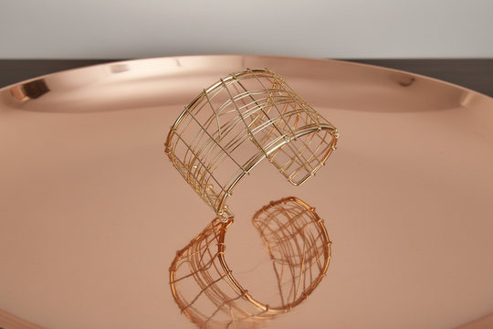 Zwevend op rose goud oppervlak