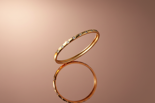 Zwevend op rose goud oppervlak