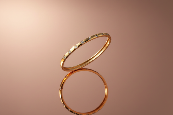 Zwevend op rose goud oppervlak