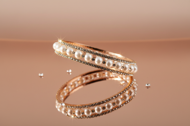 Zwevend op rose goud oppervlak