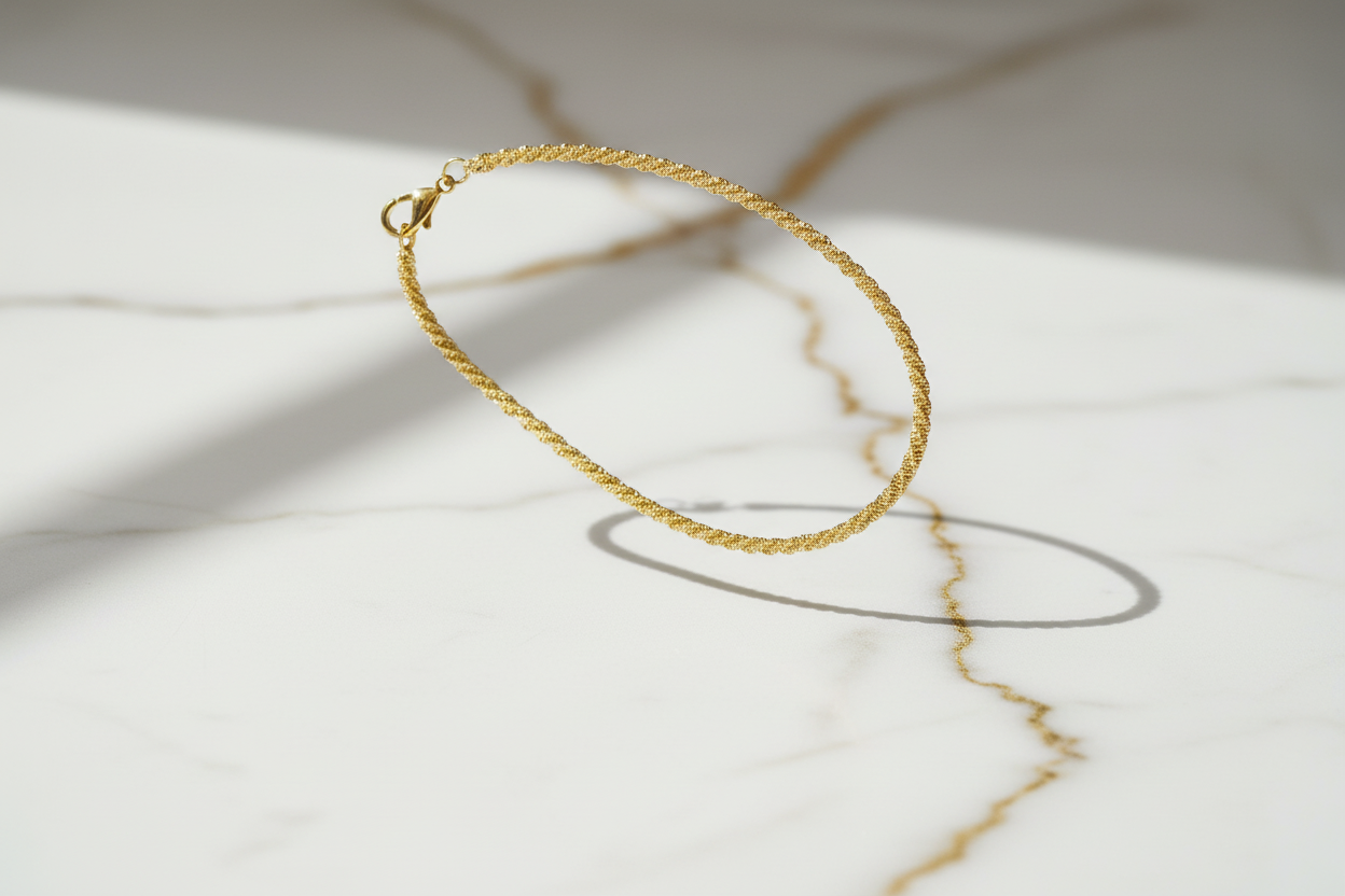 Zwevend op wit marmer met gouden adering