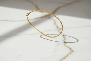 Zwevend op wit marmer met gouden adering