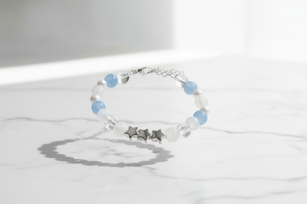 Zwevend op wit marmer