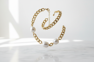 Zwevend op wit marmer