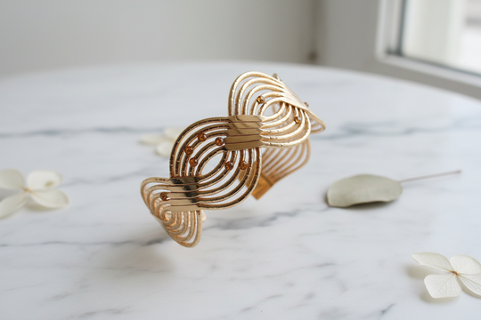 Zwevend op wit marmer