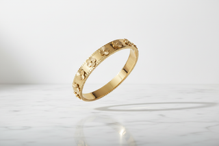 Zwevend op wit marmer