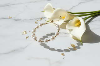 Zwevend op wit marmer