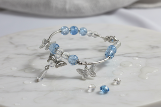 Zwevend op wit marmer