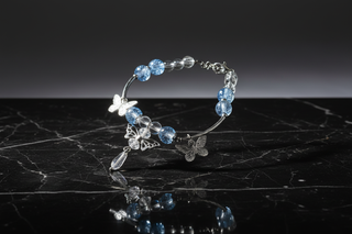 Zwevend op zwart marmer