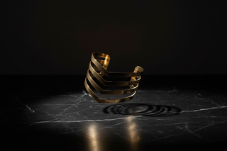 Zwevend op zwart marmer