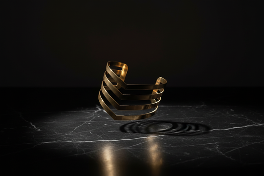 Zwevend op zwart marmer