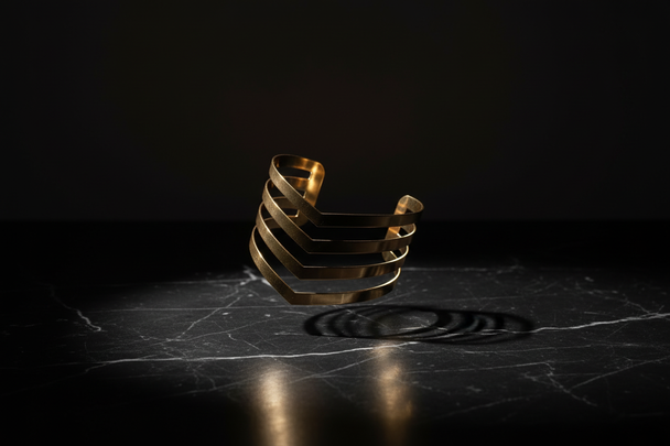 Zwevend op zwart marmer