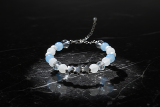 Zwevend op zwart marmer