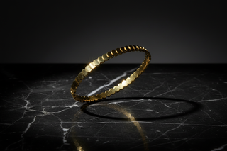 Zwevend op zwart marmer