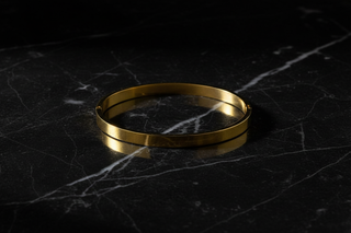 Zwevend op zwart marmer