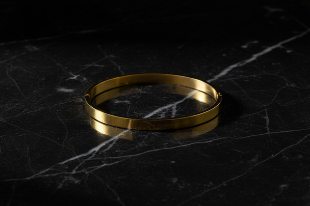 Zwevend op zwart marmer